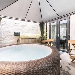 Apartment Luxury Hot Tub + 3 Double Bedrooms And Pool Table, Nottingham