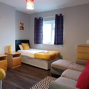 Holiday home Pearson House - Huku Kwetu 3 Bedroom End Of Terrance House - Family And Business Group Self Catering -huku Kwetu, Nottingham